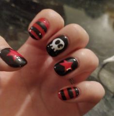 Manicure Dark Colors, Simple Emo Nail Designs, Emo Star Nails, Gothic Nail Art Short, Emo Halloween Nails, Emo Nails Short, Cute Emo Nails, October Gel Nails, My Chemical Romance Nails