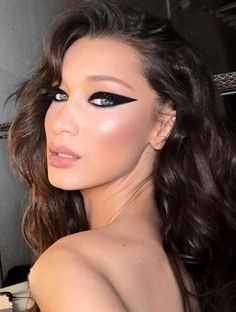 Grafik Eyeliner, Bella Hadid Makeup, Mrs Bella, Editorial Make-up, Winter Make Up, Glitter Makeup Looks, Make Up Studio, Holiday Makeup Looks, Prom Makeup Looks