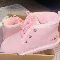 Still New No Tag Cute Woman Shoes, Fresh Outfits For Women, Uggs Low, Light Pink Uggs, Light Pink Shoes, Pink Ugg Boots, Cute Uggs, Uggs Boots, Fluffy Shoes