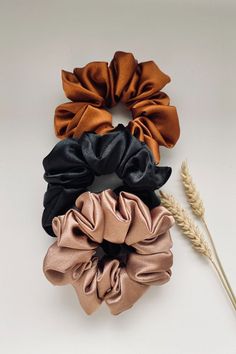 Everyday Scrunchies! Keep your hair together in style with these scrunchies of soft shiny satin, available in 10 different colors. The Scrunchies are handmade and fun for all kinds of occasions, either as a birthday gift or for Mother's Day. Or think of bridesmaids with matching Scrunchies in their hair! Available on etsy! Shop now ;) Scrunchie Branding, Hair Assecery, Scrunchies Photography Ideas, Beautiful Scrunchies, Cute Scrunchies, Scrunchie Styles, Diy Hair Accessories Ribbon, Hair Tie Accessories, Satin Scrunchies