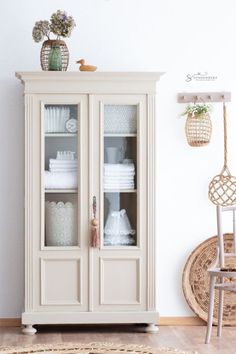 Meuble vitrine au style classique Old House Design, Muebles Shabby Chic, Diy Furniture Renovation, Style Deco, Furniture Renovation, Furniture Restoration, Flipping Furniture, Slow Living, Beautiful Furniture