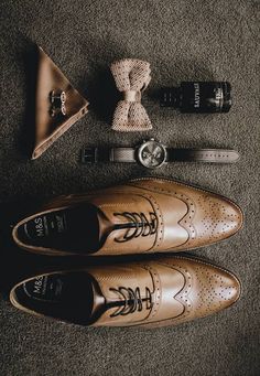 oxford marrom e gravata Wedding Accessories Photography, Wedding Preparation Photos, Wedding Photography Detail Shots, Groomsmen Wedding Photos, Day Checklist, Groomsmen Poses, Wedding Day Checklist, Groom Photoshoot, Wedding Portrait Poses