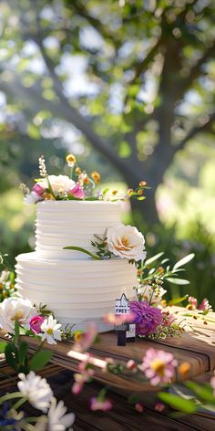 Avoid Pesticides: Safe Fresh Flowers for Your Wedding Cake Wedding Cake With Fresh Flowers, Cake With Fresh Flowers, Wedding Cake Flowers, Floral Cake Topper, Small Wedding Cakes, Fresh Flower Cake, Floral Wedding Cake, Important Things To Know, Cake Flowers