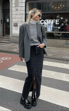 Black Denim Skirt Outfit, Long Jeans Skirt, Skirt Outfit Fall, Rok Outfit, Black Skirt Outfits, Jean Skirt Outfits, Denim Skirt Outfits, Winter Skirt Outfit, Long Denim Skirt