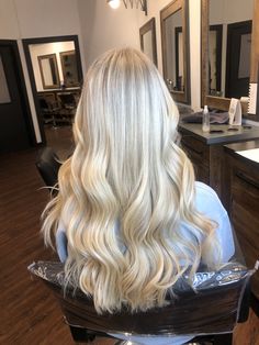 Barbie Blonde Hair Highlights, Vanilla Blonde Hair Balayage, Creamy Blonde Hair Highlights, Layered Haircuts Bob, Barbie Blonde Hair, Glamour Hairstyles, Bob Pixie Haircut, Medium Length Layered Haircuts