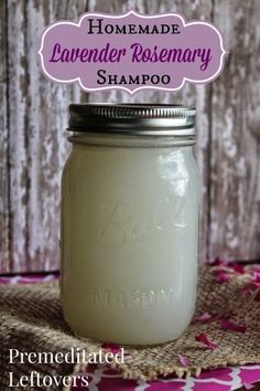 How to make homemade lavender rosemary shampoo using essential oils. This quick and easy recipe for homemade shampoo only requires 4 ingredients. Rosemary Shampoo, Săpunuri Handmade, Shampoo Recipe, Flaky Scalp, Lavender Rosemary