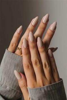 Nails Inspiration Light Colors, Minimalist Nails Neutral Colors, Classy Nail Paint, Neutral Nails No Design, Simple Soft Nails, Neutral Fall Transition Nails, Neutral Color Design Nails, Taupe Wedding Nails, Nail Ideas Chic