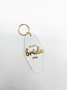 This Retro Motel Keychain is the perfect accessory for your keychain, backpack or purse!  They also make the perfect gift for the bride in your life! Each keychain is hand made to order and made with permanent vinyl. Bride Keychain Ideas, Bride Keychain, Retro Motel Keychain, Retro Keychain, Hotel Keychain, Retro Motel, Vintage Keychain, Retro Cottage, Material Ideas