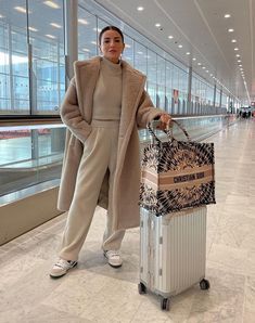 Plane Ride Outfit, Airport Style Comfy, Plane Outfit Airport Style, Winter Travel Capsule Wardrobe, Capsule Travel Wardrobe, Travel Outfit Winter, Winter Capsule Wardrobe Travel