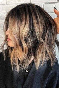 Dark Brown Hair With Blonde Highlights Balayage Face Framing, Blonde And Brown Hair, Dark Brown Hair With Blonde Highlights, Textured Long Bob, Balayage Hairstyles, Balayage Blond, New Hair Trends, Shoulder Length Bob, Hair Blond