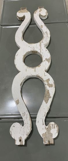 an old white wooden letter on top of a metal box