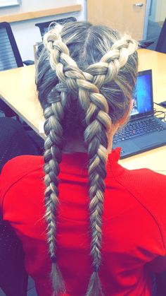 Weightlifting Hairstyles, Braided Hair For Sports, Sporty Braided Hairstyles, Sport Braids, Crossover Braids, Wrestling Hairstyles, Gameday Hairstyles, Paint Ideas 2023