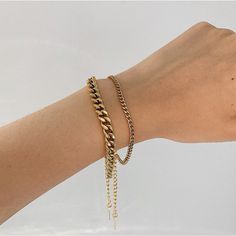 Chunky gold curb link bracelet. This trendy style is your perfect statement piece. You can wear it alone or layer it with other gold bracelets. A perfect addition to your jewelry collection! Check out the Coral Bracelet for a thinner version!………………………………….D E T A I L S• Materials: Stainless steel, 18k gold plating.• Length: 6 inches (15 cm) + extension 2 inches (5 cm) • Width: 5 mm• This product is hypoallergenic, water and tarnish resistant Chunky Gold Bracelet, Chunky Gold Hoop Earrings, Dainty Gold Bracelet, Curb Chain Bracelet, Wedding Bride Jewelry, Gold Chain Bracelet, Prom Accessories, 18k Gold Chain, Coral Bracelet