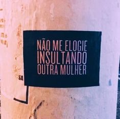 a sticker on the side of a pole that says nao me melogie insultanodo outra mulher