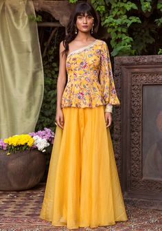 Chhavvi Aggarwal-Yellow Palazzo With Peplum Top-INDIASPOPUP.COM Mehndi Outfit Ideas For Bridesmaid, Dresses For Mehndi Function, Indo Western Dresses, Orang India, Mehndi Function, Haldi Dress, Mehndi Outfit, Mehndi Outfits, Haldi Outfits