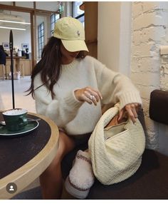 Wool Beanie Outfit, Sweater Old Money, Aesthetic Hat, Bonfire Outfit, Old Money Preppy, Ny Outfits, Green Pastel, Effortlessly Chic Outfits, Fuzzy Slippers