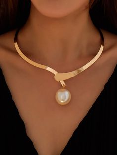 Pearl Charm Necklace, Statement Collar Necklace, Bracelets Design, Sassy Hair, Elsa Peretti, Neck Jewellery, Gold Charm Necklace, Gold Necklace Women, Pearl Charms