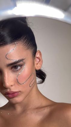 Reputation Makeup Ideas Beads Makeup Look, Cosmic Makeup Looks, Reputation Makeup Ideas, Carnaval Makeup Ideas, Burning Man Makeup, Looks Rave, Bead Makeup, Reputation Makeup, Carnaval Inspo