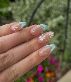 Hibiscus flower nail art, blue nails Summer Nail Inspo Hawaiian Flower, Summer Nails With Hibiscus Flowers, Summer Nails Blue Hibiscus, Blue Nails With Hibiscus Flower, Teal Hibiscus Nails, Hubiskis Flower Nails, Baby Blue Hibiscus Nails, Nail Inspo For Vacation, Costal Nails Almond