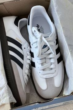 white and black samba adidas sneakers perfect for skating or everyday wear streetstyle Adidas Samba Women, Looks Adidas, Adidas Samba Outfit, Samba Shoes, Samba Outfit, Trendy Shoes Sneakers, Colorful Sneakers, Pretty Shoes Sneakers