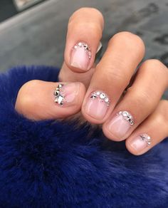 From rainbow nails to gradient nails to reverse French manicures, these are the best minimalist nail art ideas to try right now. Nail Art Halloween, Minimalist Nail Art, Short Nails Art, Her Nails, Short Nail Designs, Lili Reinhart