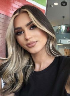 Brunette Face Frame Balayage Hair, Upcoming Hair Trends 2023, Bottom Blonde Top Black Hair, Dyed Hair Trends 2023, Low Maintence Hair Color For Brunettes, Dark Brown Hair With Blonde Halo, Blonde Halo On Dark Hair, Haircuts For Broad Shoulders, Big Money Piece Hair