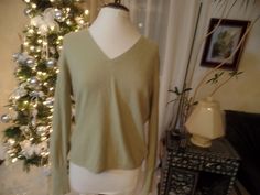 BEAUTIFUL SWEATER IN VERY NICE  CONDITION SZ XL Spring Cashmere V-neck Long Sleeve Sweater, Spring Cashmere V-neck Sweater With Long Sleeves, Green V Neck Sweater, Beautiful Sweater, V Neck Sweater, Vneck Sweater, Neck Sweater, Light Green, V Neck