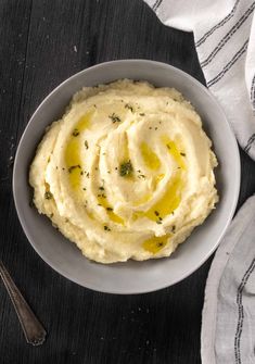 Parsnip puree topped with melted butter in a bowl on a table. Basic Mashed Potatoes, Buttermilk Mashed Potatoes, Easy Thanksgiving Dinner, Garlic Mashed Potatoes Recipe, Easy Macaroni Salad, Parsnip Puree, Best Thanksgiving Side Dishes, Easy Mashed Potatoes, Steak Side Dishes