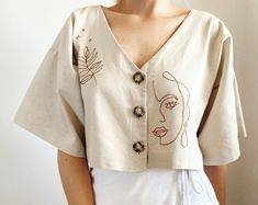 Unique Tops For Women, Unique Top Designs, Stylish Tops Fashion, Embroidery On Shirt, Italian Shop, Crop Top Design, Cotton Tops Designs, Classic Italian Style, Blouse With Buttons