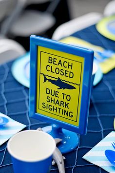 there is a sign on the table that says beach closed due to shark sightings