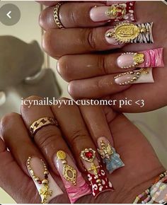 #y2k #y2kaesthetic #jewelry #acrylicnaildesigns #acrylic #ducknails #inspiration Bling Heart Nails, Gold Chain Nail Art, Acrylic Duck Nail Designs, Cute Gold Acrylic Nails, 1990 Nail Designs, Extra Long Halloween Acrylic Nails, 90d Nails, Latin Nail Art, Funky Long Nails