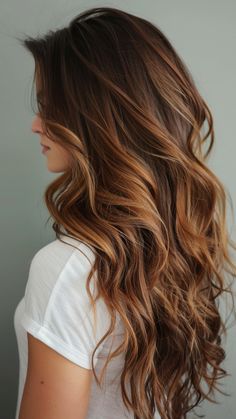 Get ready to fall in love with the hottest hair color trend of 2024: caramel balayage. This stunning technique seamlessly blends warm, rich caramel tones with your natural hair color, creating a look that’s both Rambut Brunette, Caramel Balayage, Caramel Hair, Brunette Balayage Hair, Winter Hair Color, Balayage Brunette, Fall Hair Colors, Natural Hair Color