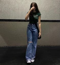 Lose Fit Jeans Outfit, Simple Outfit Ideas Casual Jeans, Wide Jeans Aesthetic, Outfit Ideas Summer Casual Jeans, Outfit Inspo Aesthetic Casual, Cute Simple Outfits With Jeans, Cool College Outfits, Simple Outfits Jeans, Outfit Ideas Everyday Casual