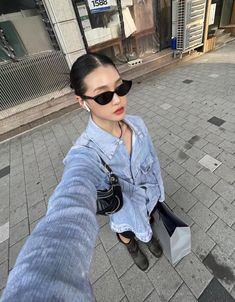 Black Sunglasses Outfit, Photo Inspo Instagram, Ootd Poses, Insta Aesthetic, Korean Photo, Sunglasses Outfit, Model Aesthetic, Girl With Sunglasses