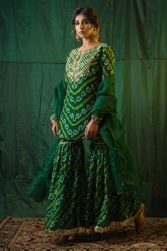 Bandhani Sharara Suit, Bandni Dress Style, Bandhani Suit Design, Bandhani Kurti Designs Cotton, Bandhni Suits Design, Green Bandhani Lehenga, Cotton Bandhani Dress Pattern, Bandhani Sharara, Sharara Ideas