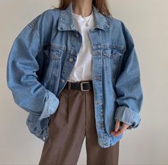 Oversized Denim Pants Outfit, Blue Jacket Outfits Aesthetic, 80s Jean Jacket Outfit, Denim Jacket Long, Boyfriend Denim Jacket, Boyfriend Denim, Mode Casual, Jacket Long, Mode Inspo