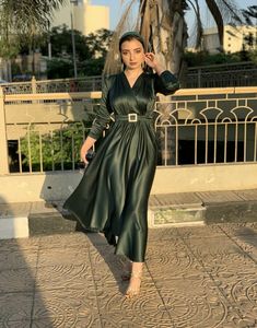 Elegant Silk Dresses, Satin Sleeves, Hijab Dress Party, Simple Bridesmaid Dresses, Soiree Dress, Bookmark Craft, Women Dresses Classy, Evening Dresses With Sleeves