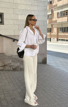 Dubai Outfit, Airport Outfit Summer, Comfy Travel Outfit, Dubai Outfits, Conservative Outfits, White Shirt Outfits, Outfits Modest, Modest Summer Outfits, Beige Outfit