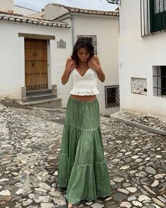 Greece Inspo Outfits, Beach Outfits Pants, Flowy Maxi Skirt Outfit Summer, Mamma Mia Outfit Aesthetic, Long Skirt Outfits For Summer Aesthetic, Flowy Skirt Aesthetic, Green Skirt Aesthetic, Green Long Skirt Outfit, Casual Garden Party Outfit