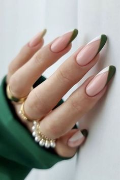 unhas delicadas que estão na moda St Patricks Nail Designs, Saint Patrick Nail, 16 Tattoo, St Patricks Day Nails, Green Nail Designs, Green Nail, Chic Nails, Cute Acrylic Nails, Green Nails