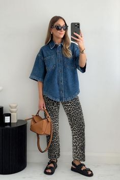 Thrift Looks, Styling Leopard Pants, Leopard Print Trousers, Jeans T Shirt Outfit, Leopard Trousers Outfit, Leopard Jeans Outfit 2024, Leopard Print Trousers Outfit, Leopard Print Shirt Outfit, Copenhagen Fits