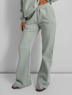 Step up your style game with a pair of Kaiia sweatpants! Comfy yet stylish, these wide-leg pants feature a chic sage green color and an effortless drawstring waistband. With a playful fit, you'll feel as good as you look! Model is 5FT 7 Model wears UK Size 8 52% POLYESTER 48% COTTON Wash with similar colours and fabrics MJOG1488 Sage Green Sweatpants Outfit, Green Sweatpants Outfit, Teenage Clothing, Green Sweatpants, Sweatpants Outfit, Joggers Womens, Drawstring Waistband, Platform Boots