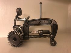 an old fashioned sewing machine made out of metal