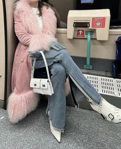 Fur Coat Outfit, Charlotte Simone, Hyper Feminine, Outfit Pink, Pink Fur, Looks Black, Winter Trends, Coat Outfits