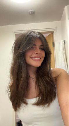 Brown Hair Inspo, Bangs With Medium Hair, Hairstyles For Layered Hair, Haircuts For Medium Hair, Haircuts Straight Hair, Long Hair With Bangs, Mid Length Hair, Cut My Hair, روتين العناية بالبشرة