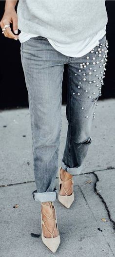 Beaded Denim. I want to DIY this on a pair of old boyfriend jeans... School Preppy, Style Désinvolte Chic, Moda Denim, Style Casual Chic, Cozy Winter Outfits, Outfit Trends, Denim And Lace, Window Shopping, Outfits Women