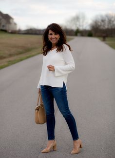 When In Doubt Wear Neutral. This white sweater and dark denim jeans with neutral pumps is perfect for a cool spring day. By Cyndi Spivey #whitesweaterandjeansoutfit #nudeshoesoutfit #nudehandbagforspring Cool Spring Day Outfit, Nude Shoes Outfit, Cindy Spivey, Spring Day Outfit, Capsule Style, Sweater And Jeans Outfit, Outfits Neutral, Neutral Sweater, Denim Jeans Outfit