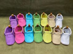 "Beautiful and vibrant unisex leather baby shoes.  These are 100% handmade in the USA by myself.  All of the leather is 100% real, no substitutes here.  Ankle and tongue of the shoes have elastic going through them to allow for a bit of stretch in the fit.  Tops and bottoms are both leather making them a nice soft sole.  Shoes are packaged in a great little gift box. Shoes can fit anywhere from 0-24 months based on child. Please make your purchase decision based on the dimensions listed below. A Black Sports Shoes, Hip Purse, Pink Booties, Soft Sole Baby Shoes, Toddler Slippers, Leather Making, Leather Baby Shoes, Leather Clutch Wallet, Baby Moccasins