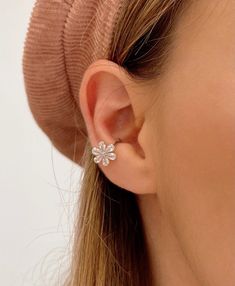 "Lovely non-pierced ear cuff earrings with flower-shaped zirconias ideal to wear on your conch, helix, or cartilage. Their adorable design will add elegance and style to any outfit. They are made of genuine 925 Sterling Silver and are also available with Gold plating. You don't need to have your ear pierced, simply slide the cuff onto your ear, and ready to go! This a beautiful gift option for yourself or a loved one. 👉🏼Details: ♥ No piercing needed. ♥ Material: High-Quality Solid 925 Sterling Dainty Nickel-free Ear Cuff, Conch Cuff, Flower Ear Cuffs, Earring Cartilage, Helix Ear, Helix Earring, Pierced Ear, Conch Earring, Flower Ear