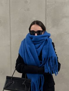 Big Blue Scarf Outfit, Blue Chunky Scarf, Royal Blue Scarf Outfit, Blue Scarf Aesthetic, Big Scarf Aesthetic, Blue Scarf Outfit, Big Scarf Outfit, Scarf Outfit Winter, Scarf Aesthetic